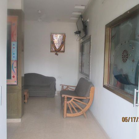 Sri Sai Ganesh Lodge ハイデラバード エクステリア 写真