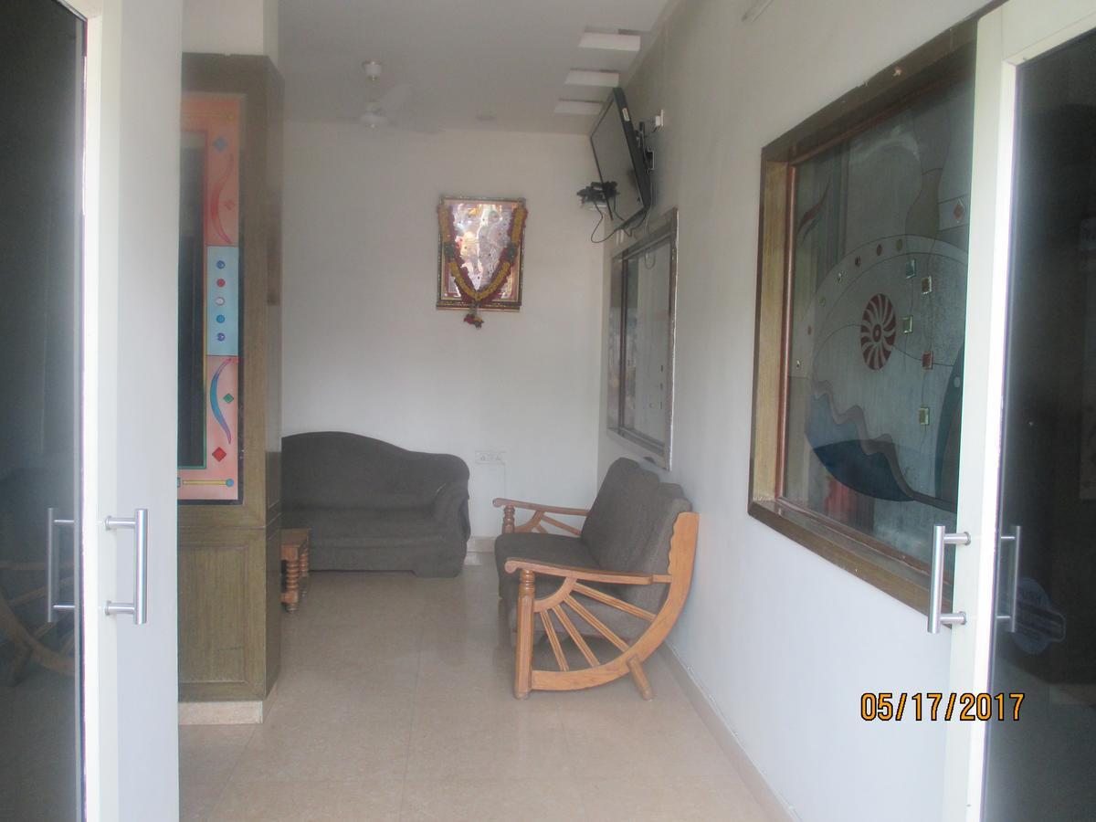 Sri Sai Ganesh Lodge ハイデラバード エクステリア 写真